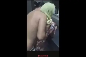 Tante Cantik Pasrah Goyang Di Kamar Mandi